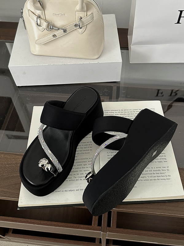 Elegant Rhinestone Toe-Thong Slippers for Women 2025 New Summer High Platform Beach Sandals - Image 2